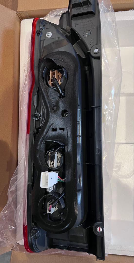 ハイエース　8型　純正テールランプ　新車外し