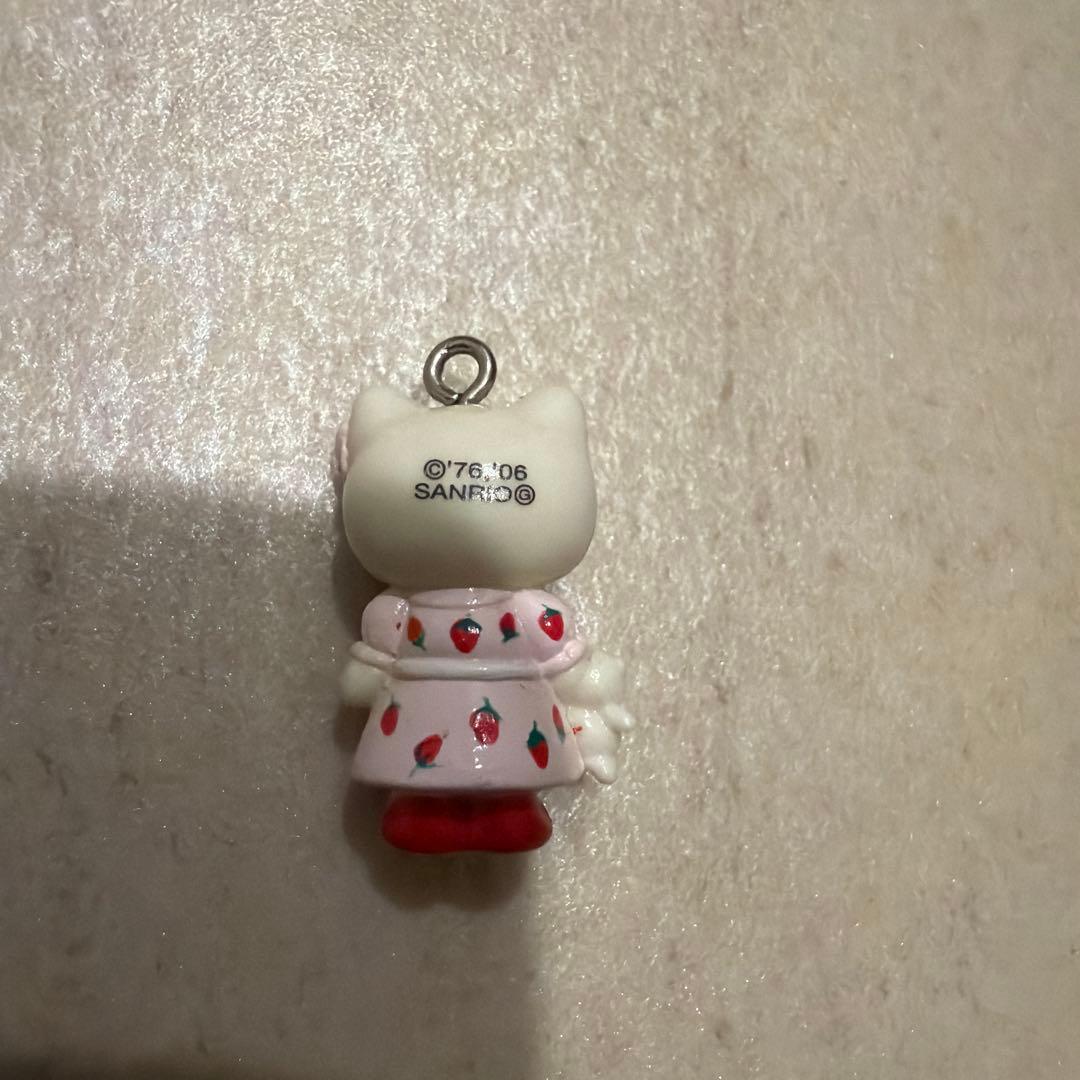 ハローキティ いちごワンピース　ストラップ