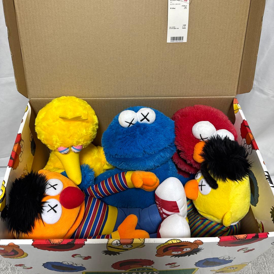B135 希少 UNIQLO KAWS SESAME STREET ぬいぐるみ