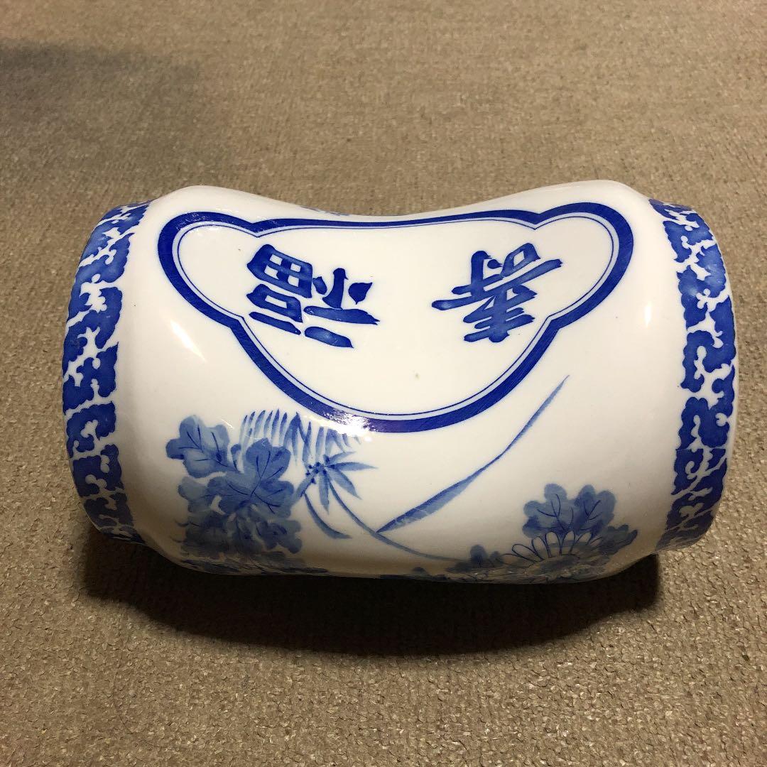 陶器の枕（陶枕）寿福の文字　染付花模様　中央が凹んだ形状