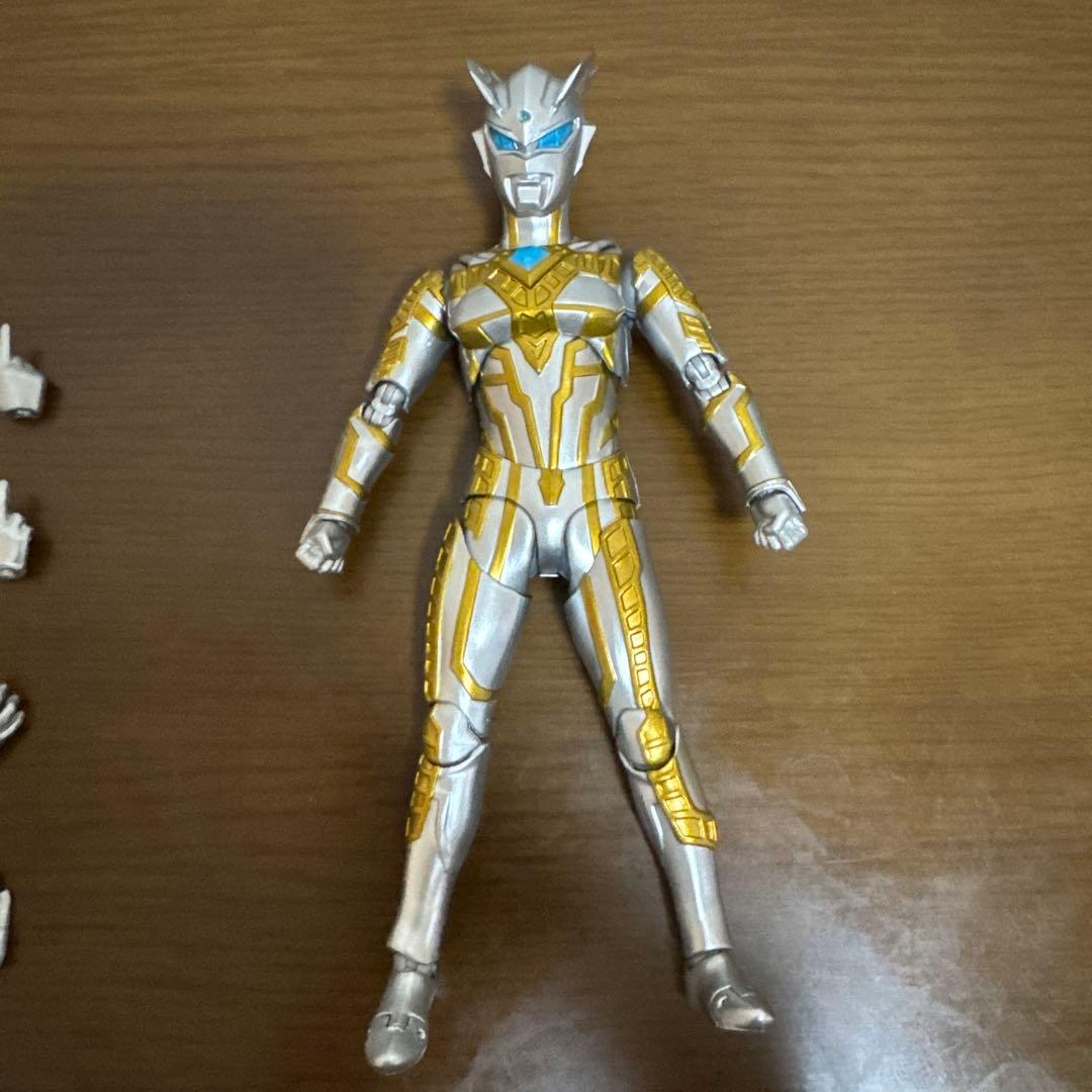s.h.figuartsアルティメイトシャイニングウルトラマンゼロ