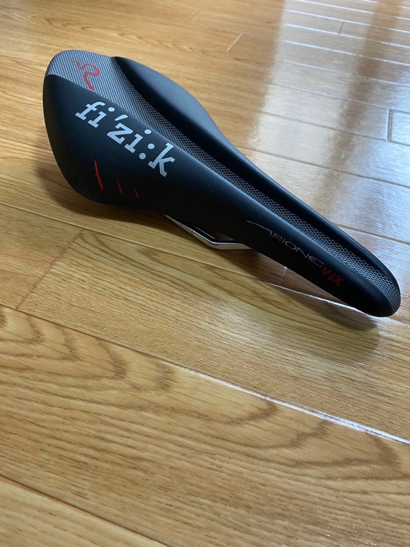 fi'zi:k Arione Versus X サドル
