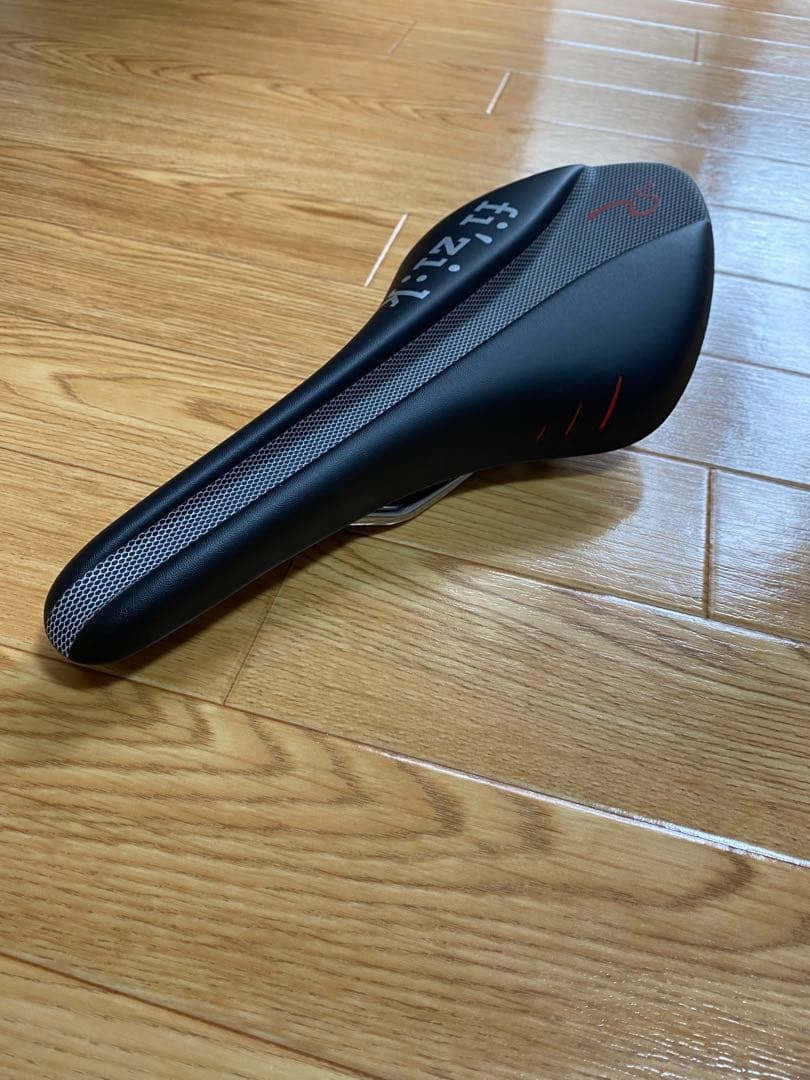fi'zi:k Arione Versus X サドル