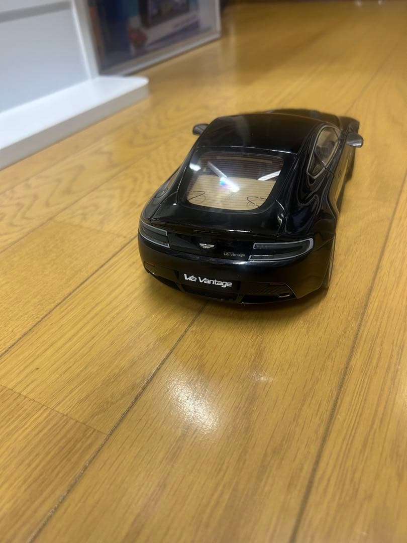 オートアート1/18Aston Martin V8 Vantage