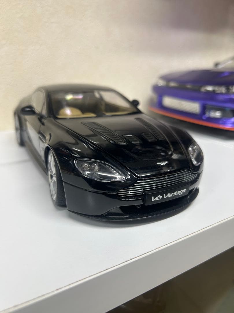 オートアート1/18Aston Martin V8 Vantage
