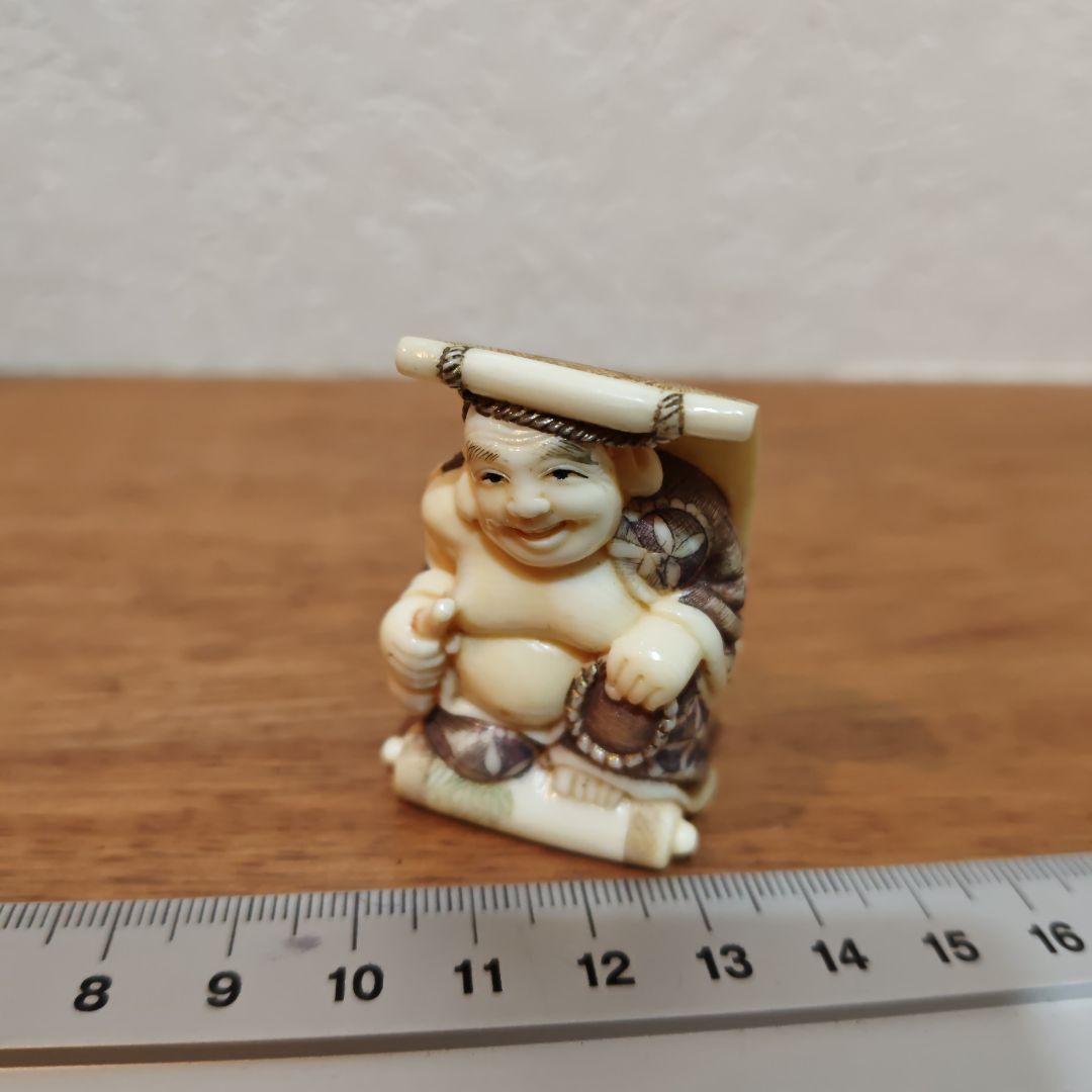 時代提物 七福神根付 天然材【掛け軸で寛ぐ茶目な布袋様】高4.5cm重38ｇ