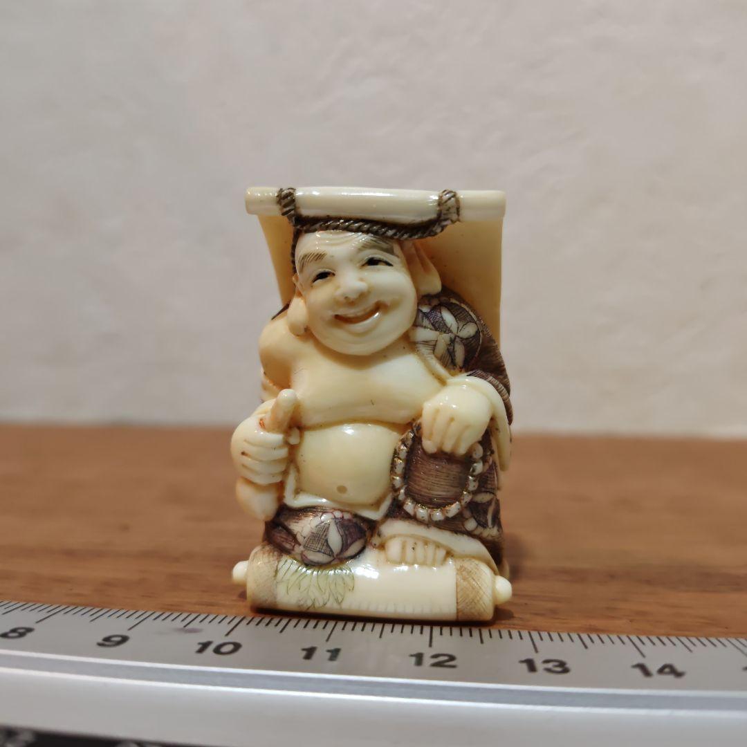 時代提物 七福神根付 天然材【掛け軸で寛ぐ茶目な布袋様】高4.5cm重38ｇ