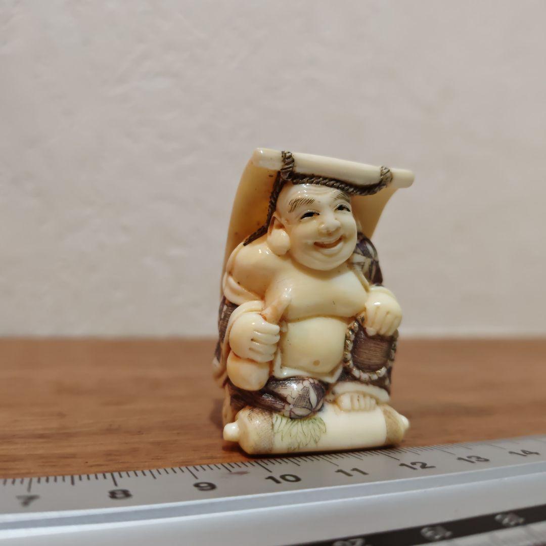 時代提物 七福神根付 天然材【掛け軸で寛ぐ茶目な布袋様】高4.5cm重38ｇ