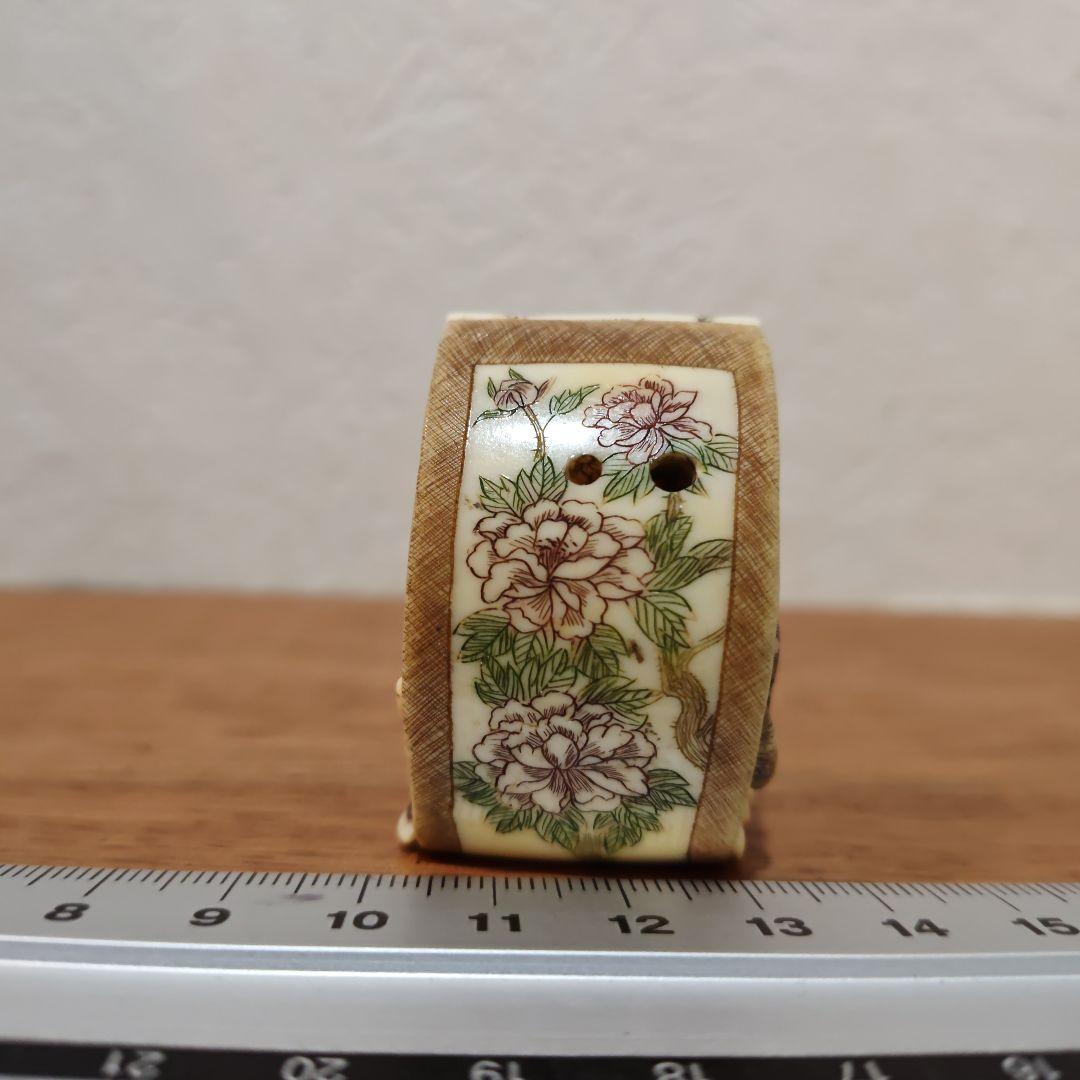 時代提物 七福神根付 天然材【掛け軸で寛ぐ茶目な布袋様】高4.5cm重38ｇ