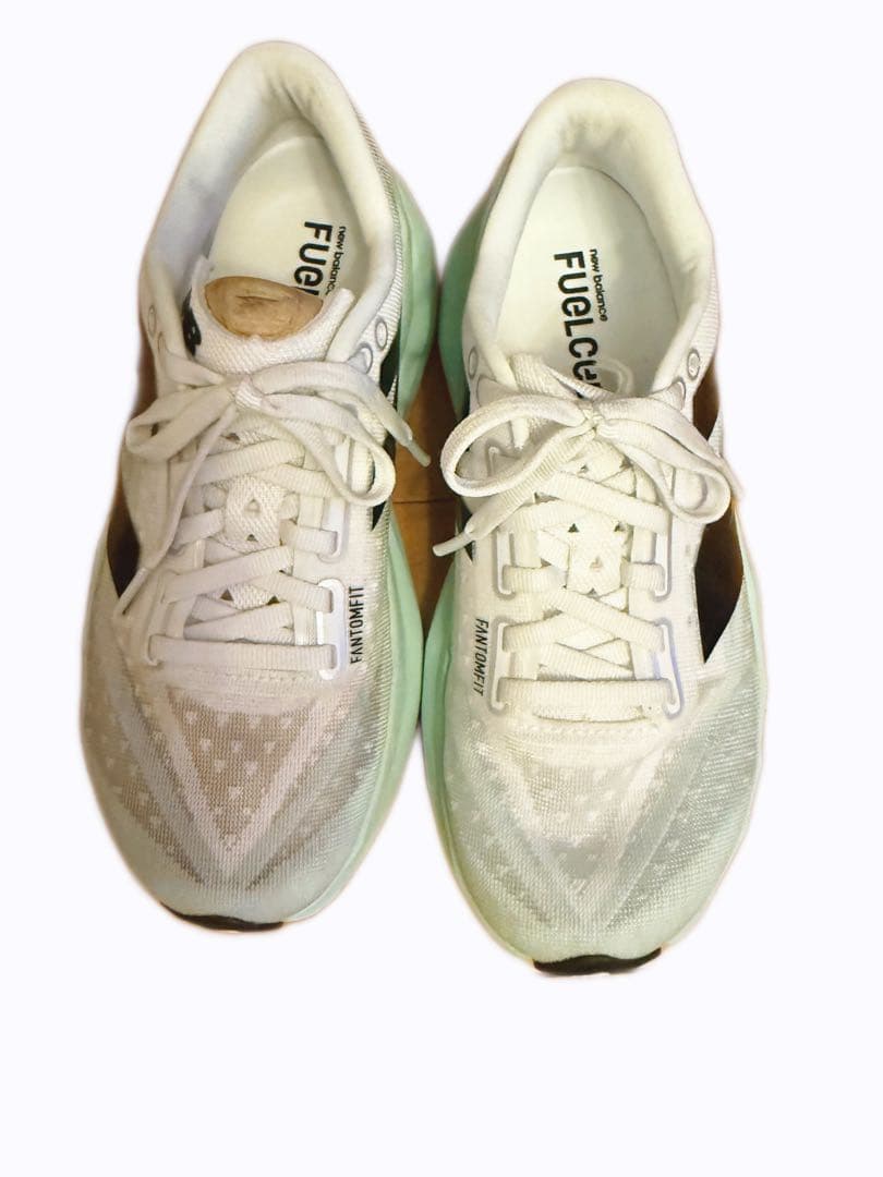 TO23センチNew Balance FuelCell Level v4