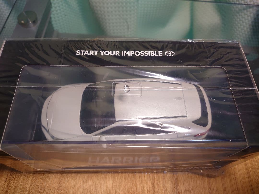 美品【新品】ハリアー　ホワイトパール　ミニカー　カラーサンプル