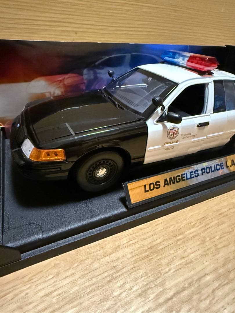 1/18 ロサンゼルス　POLICE L.A.P.D. パトカー ミニカー