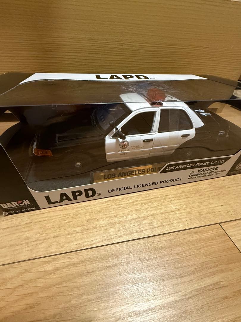 1/18 ロサンゼルス　POLICE L.A.P.D. パトカー ミニカー