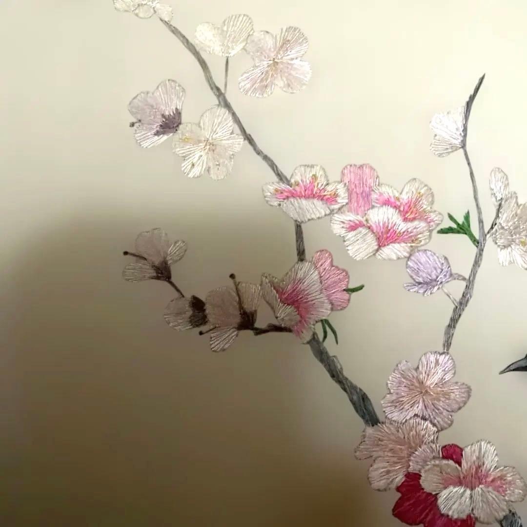【最高級】朝鮮刺繍 絹糸 手刺繍「梅に小鳥」大成（テソン）銘入り 伝統工芸品