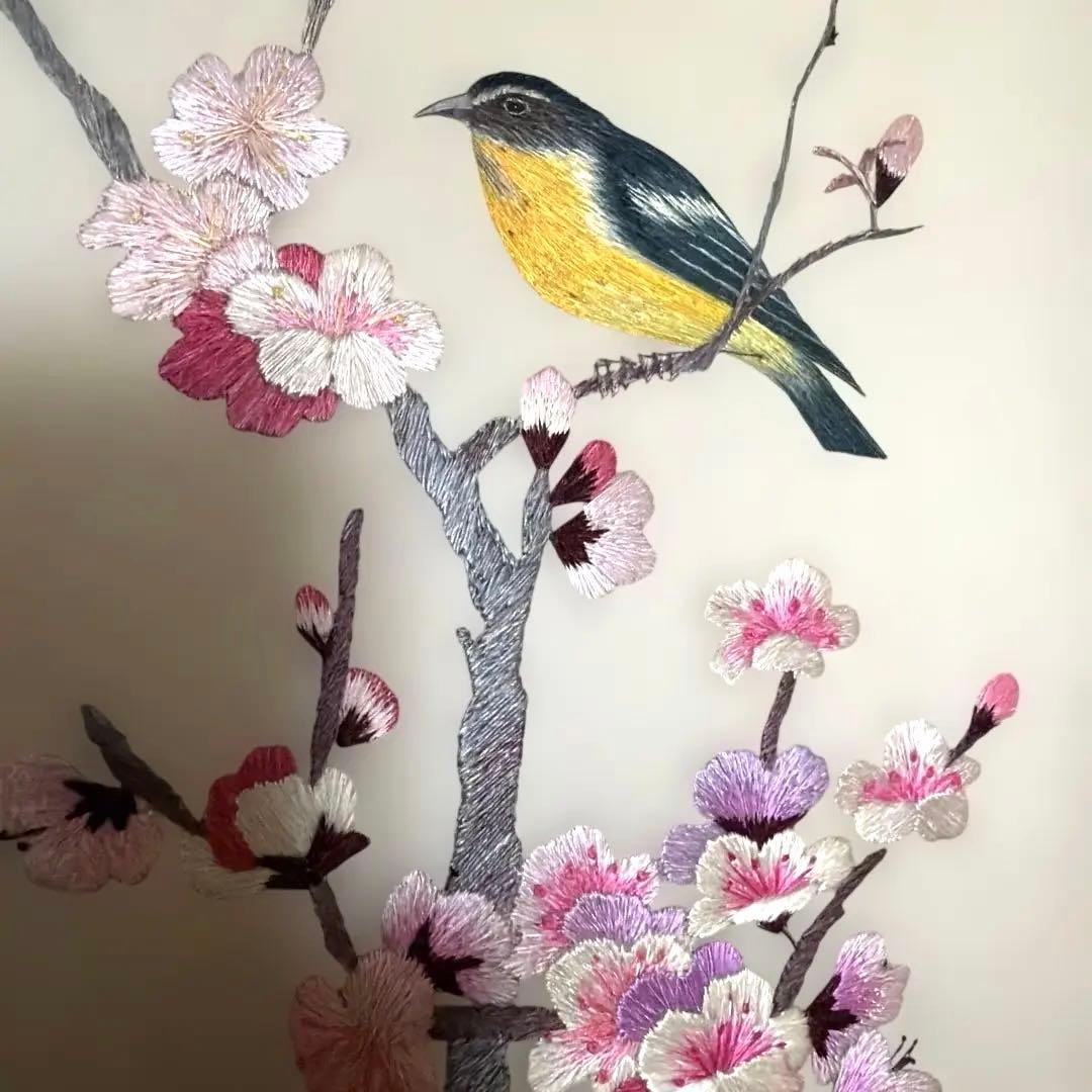 【最高級】朝鮮刺繍 絹糸 手刺繍「梅に小鳥」大成（テソン）銘入り 伝統工芸品