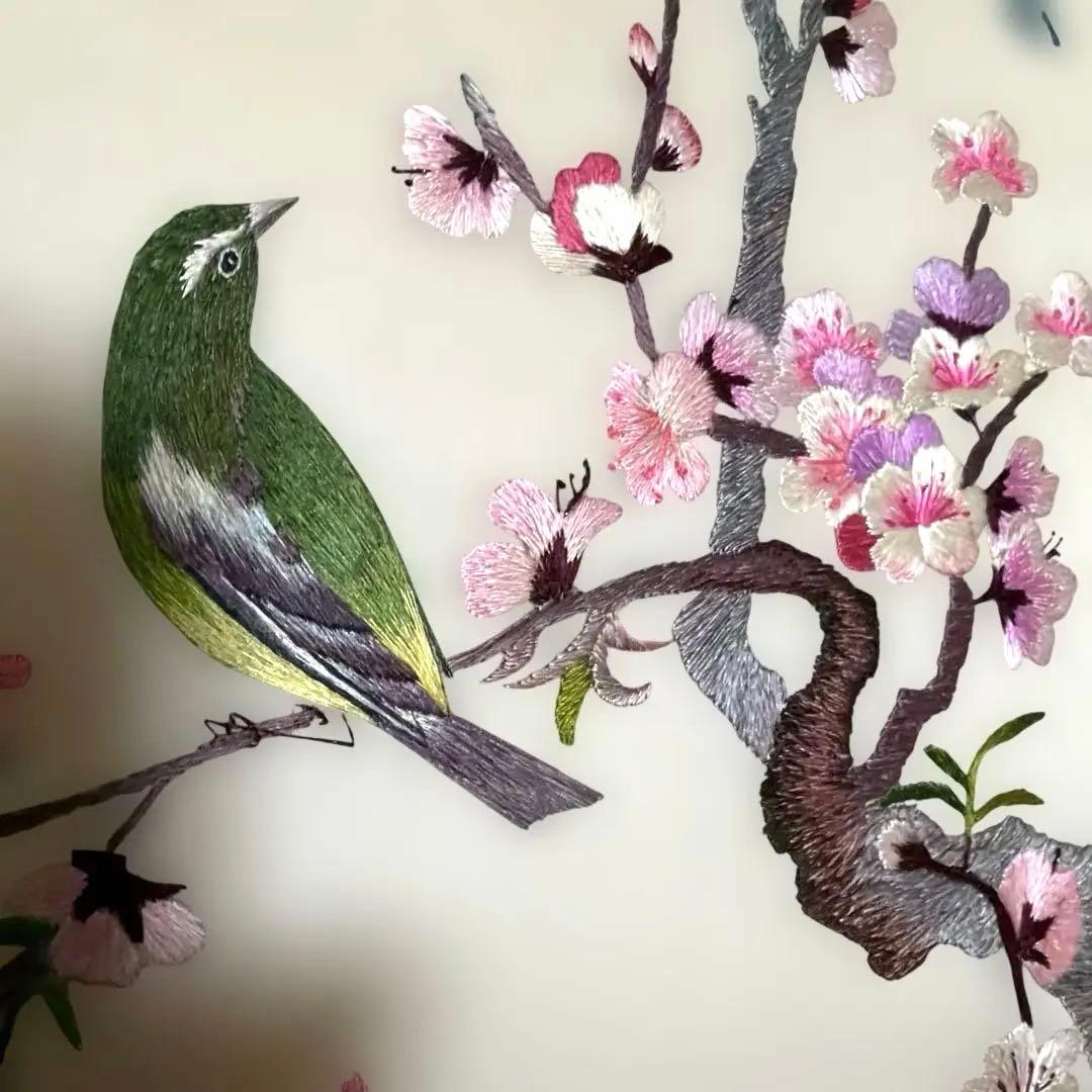 【最高級】朝鮮刺繍 絹糸 手刺繍「梅に小鳥」大成（テソン）銘入り 伝統工芸品