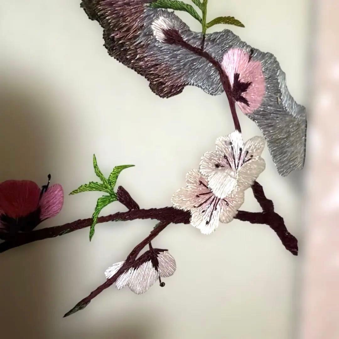 【最高級】朝鮮刺繍 絹糸 手刺繍「梅に小鳥」大成（テソン）銘入り 伝統工芸品