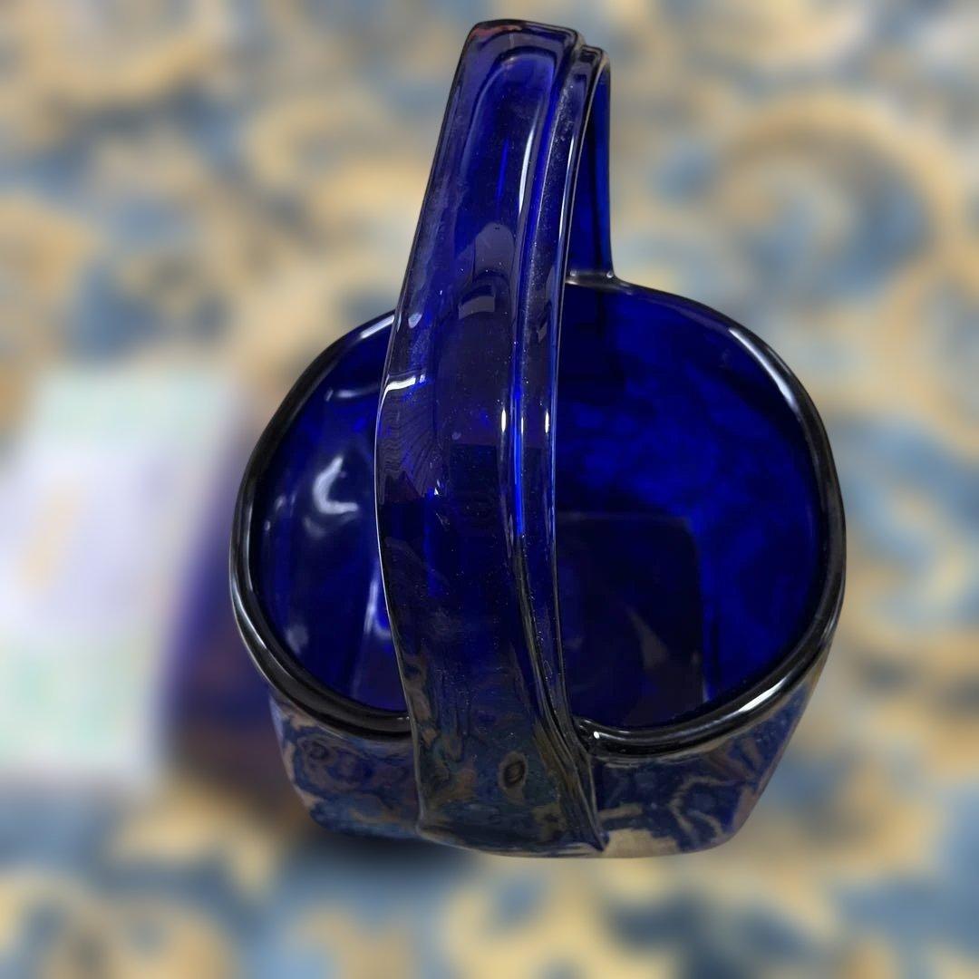 青いガラス製ハンドル付き花器　レトロ