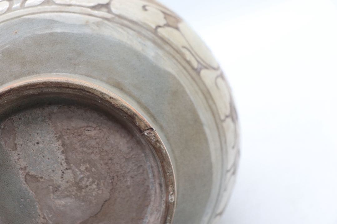 中国　磁州窯　掻き落とし花卉紋瓶　高さ約32.2cm 送料込み260406