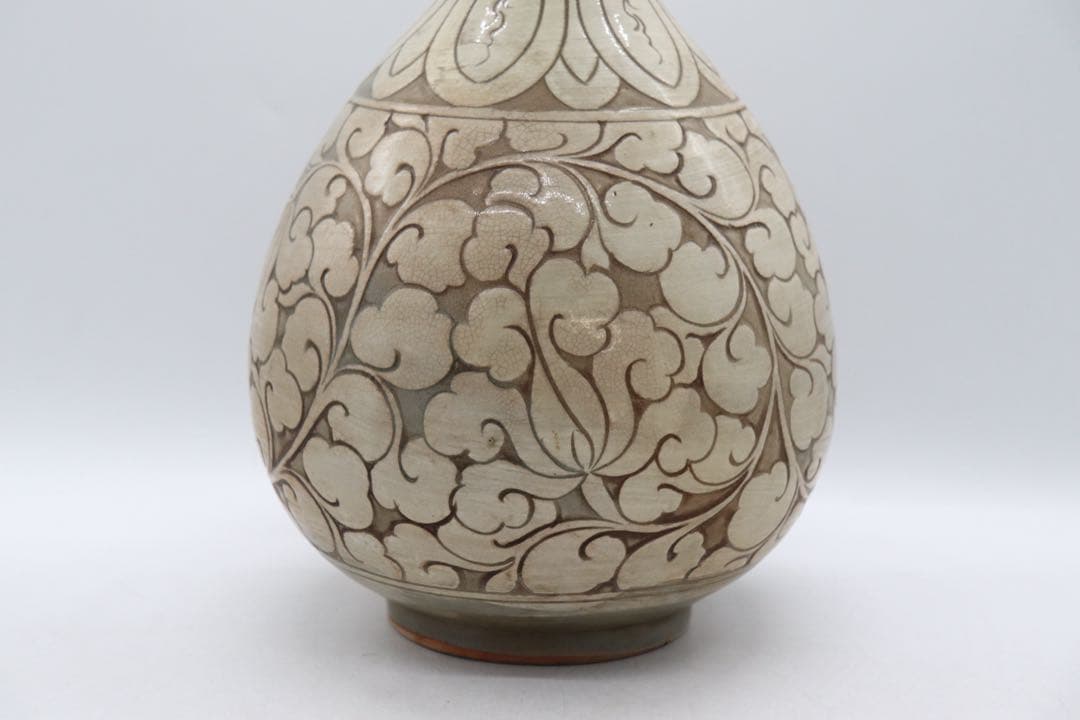 中国　磁州窯　掻き落とし花卉紋瓶　高さ約32.2cm 送料込み260406