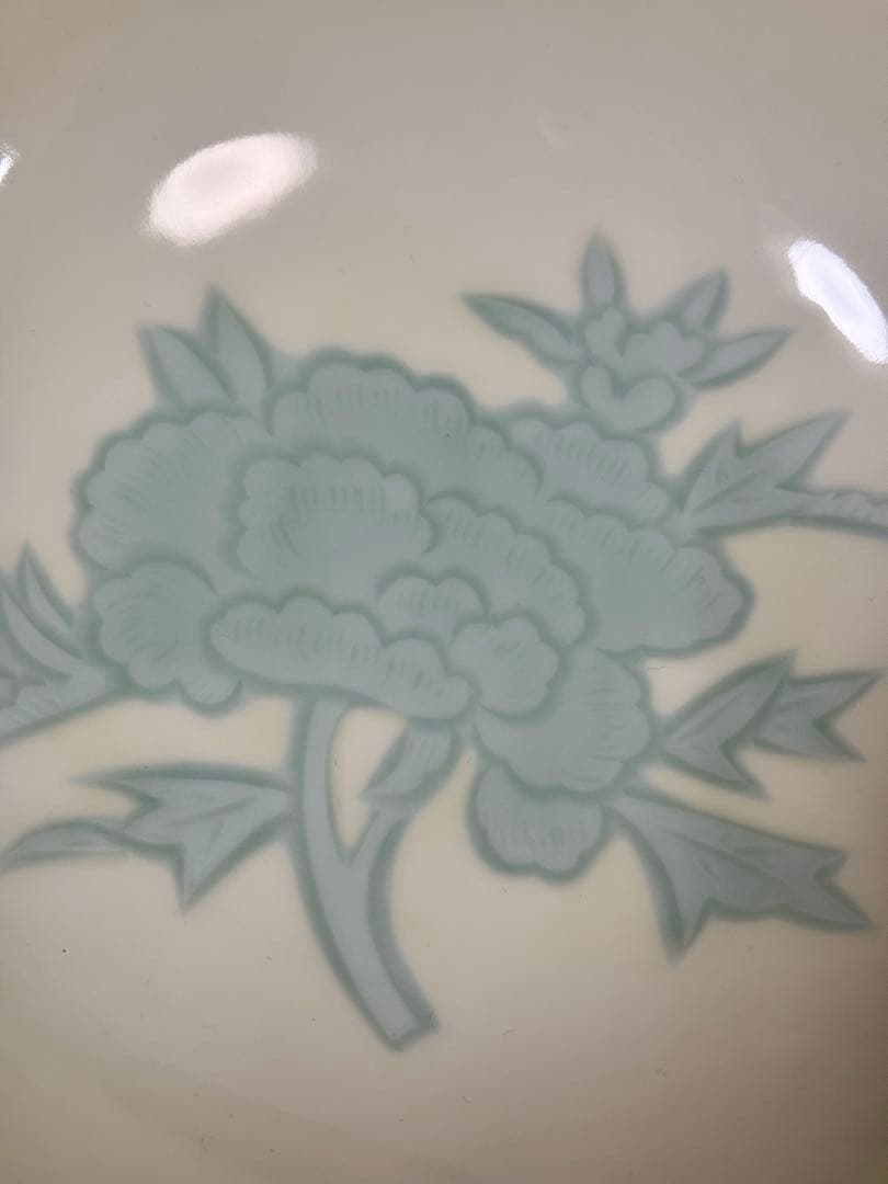 【本物保証】井上萬二(人間国宝) 黄緑釉牡丹彫文菓子鉢 共箱 栞 美品 有田焼