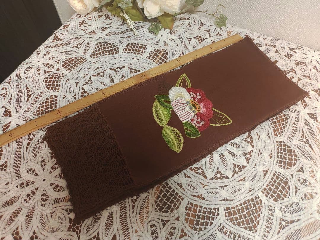 ハンドメイド 手刺繍 ブラウン 椿 花柄 4つ割れ 手編みレース縁取り のれん