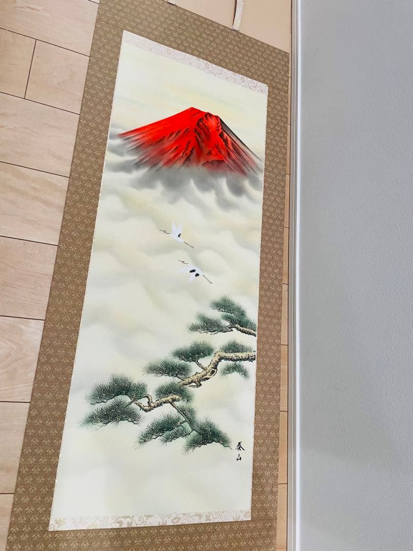 【緊急値下げ】掛軸 赤富士飛鶴図 桐箱付 森山泰山 縁起物 富士山 鶴 松