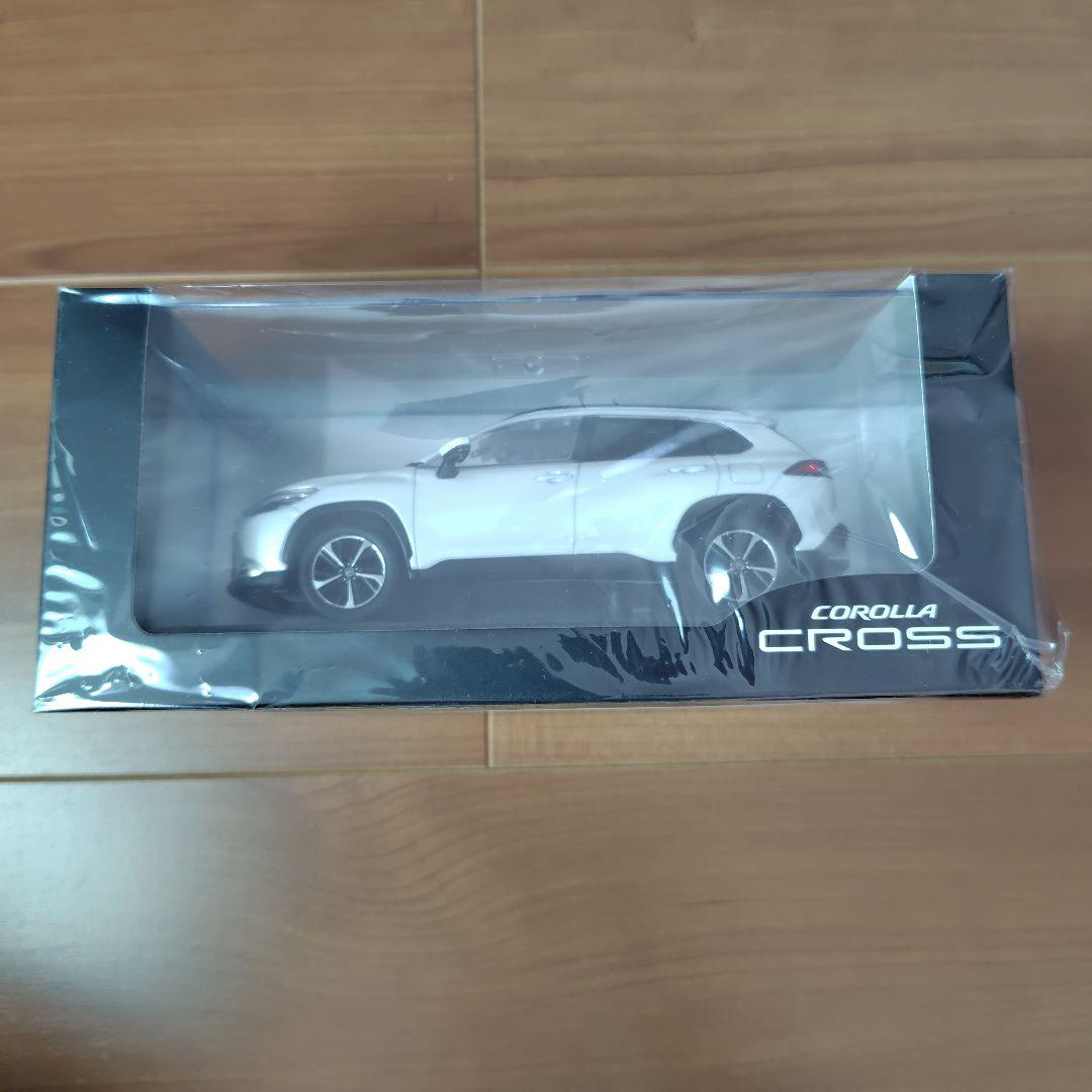 トヨタ カローラクロス プラチナホワイトパール カラーサンプルミニカー 色見本