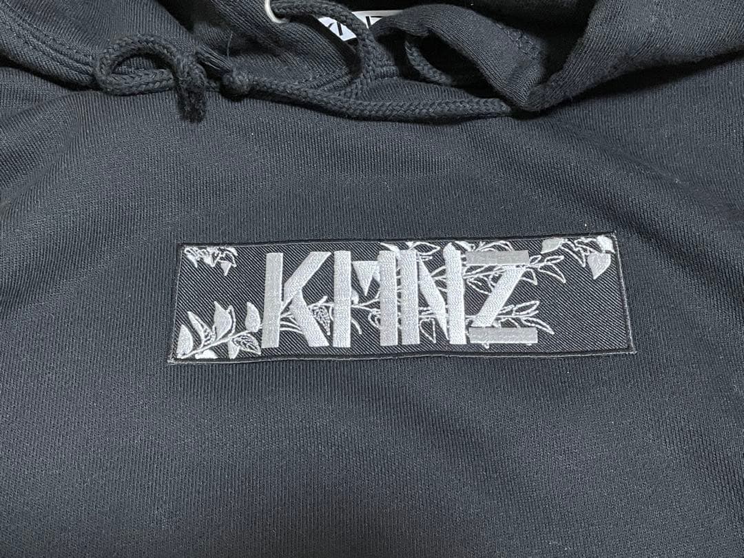 KMNZ パーカー