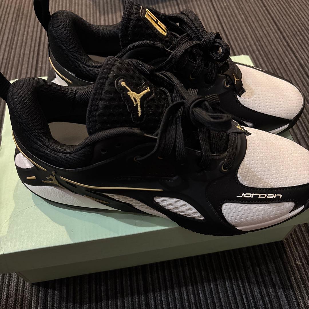 Jordan バスケットボールシューズ ブラック/ホワイト/ゴールド 25.0㌢