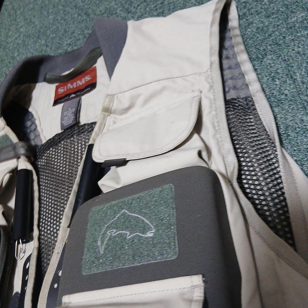 Simms フィッシングベスト M　ポケットチャックのタグが訳あり
