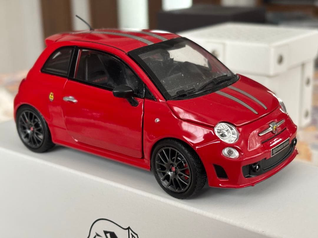 ABARTH 695トリビュートフェラーリ burago 1/24
