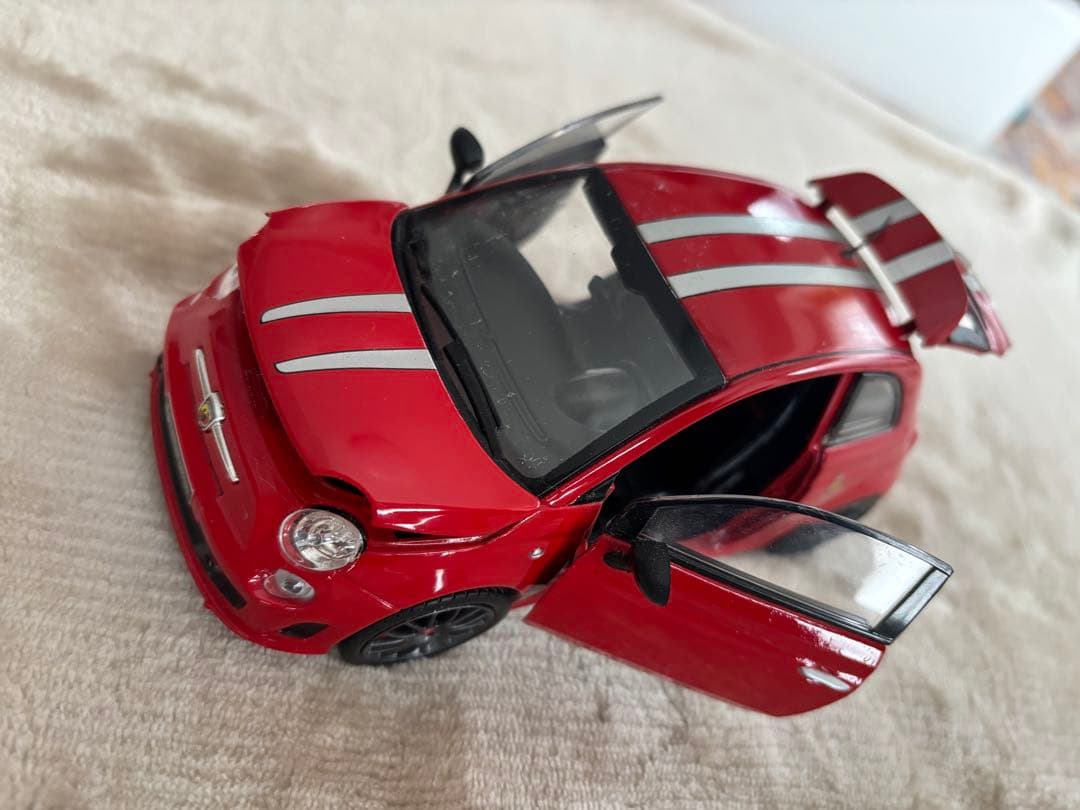 ABARTH 695トリビュートフェラーリ burago 1/24