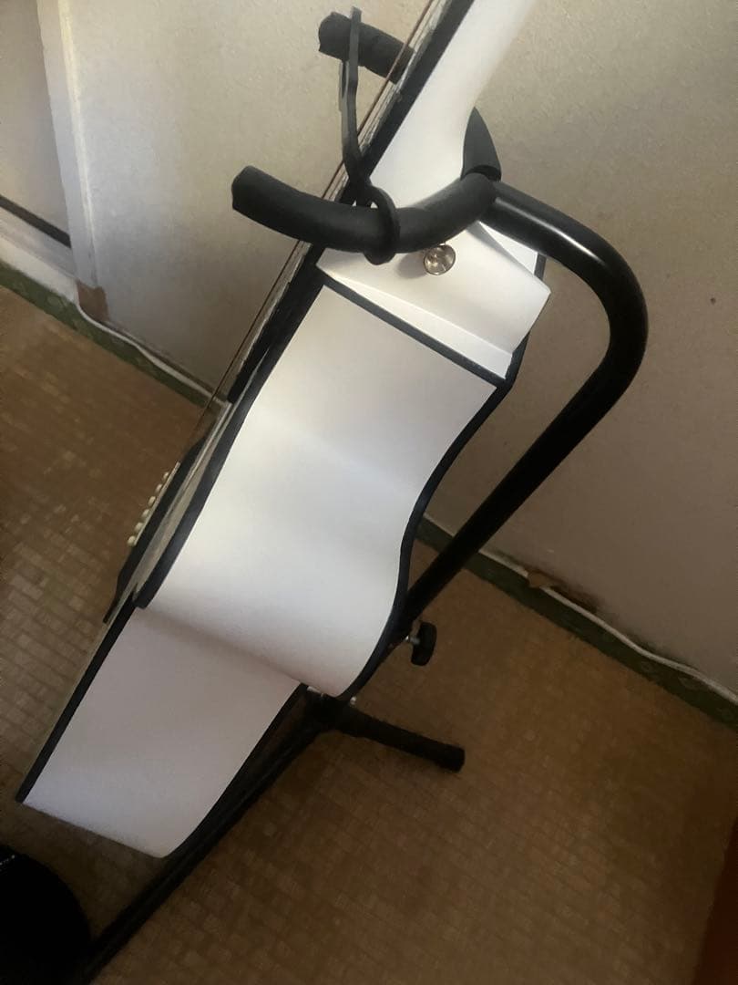ホワイト アコースティックギター スタンド付き カッタウェイ