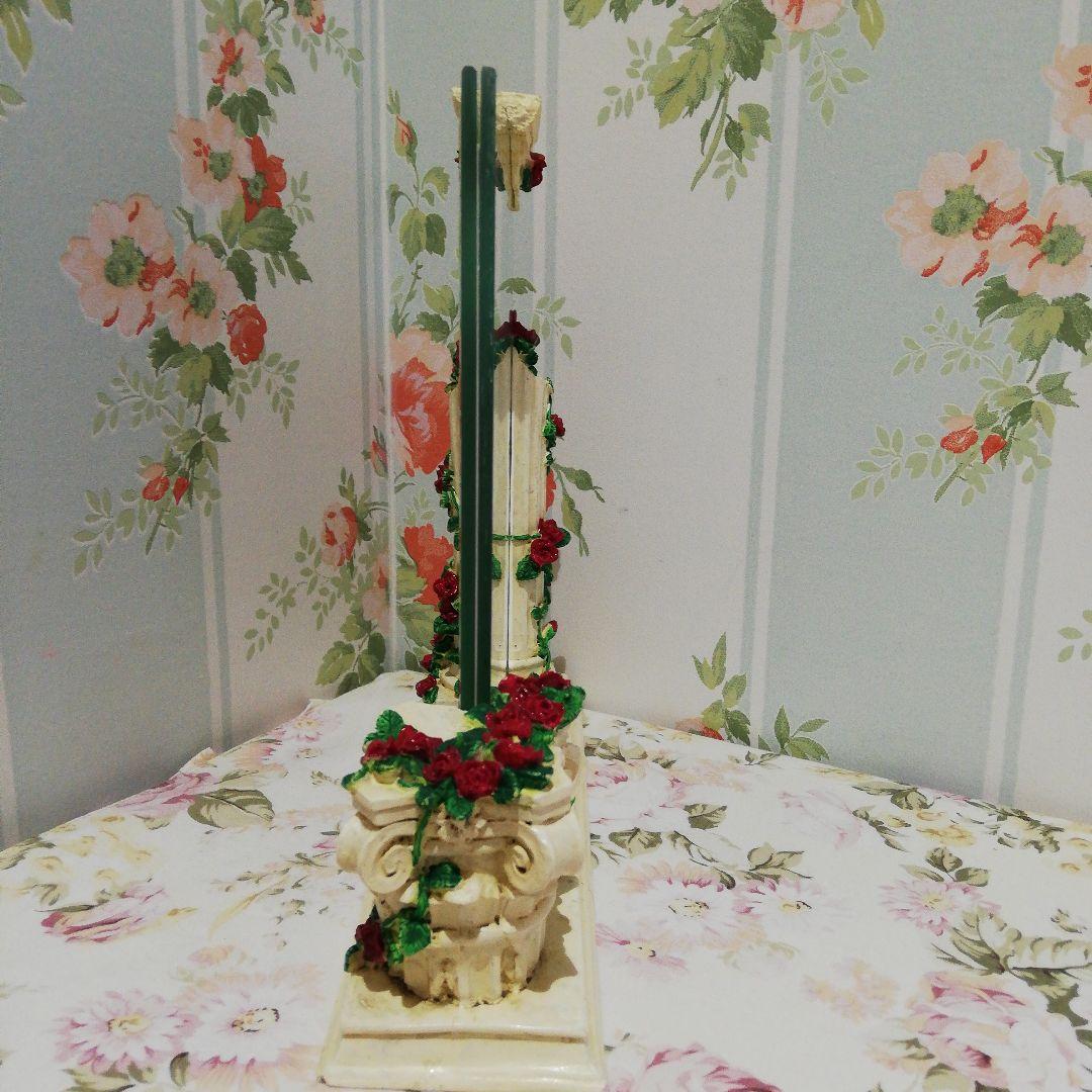 パルテノン神殿柱と深紅の薔薇のフレーム