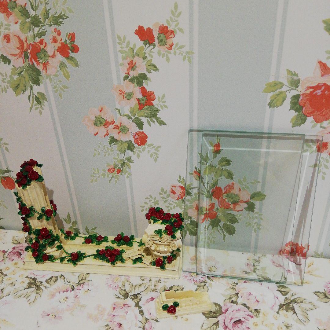 パルテノン神殿柱と深紅の薔薇のフレーム