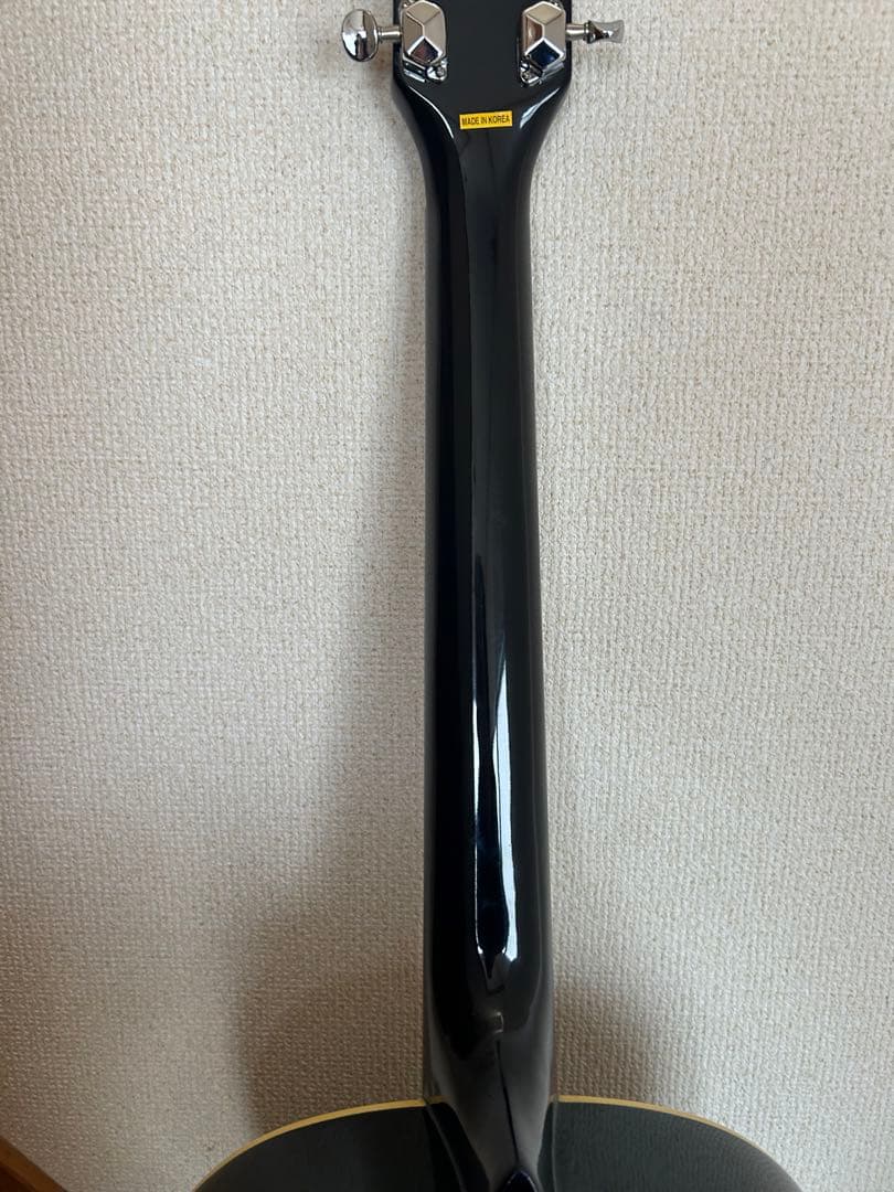 KGarageのブラックアコースティックギター、モデルCDA。