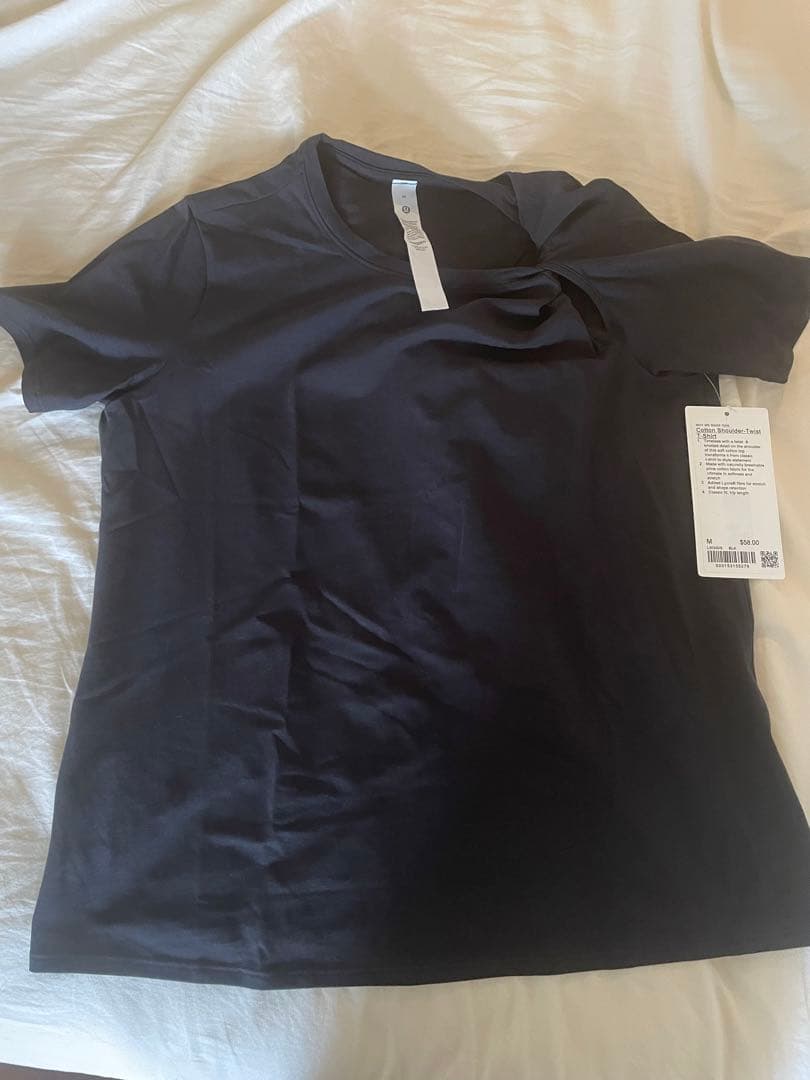 コットンショルダーツイストTシャツ　Mサイズ