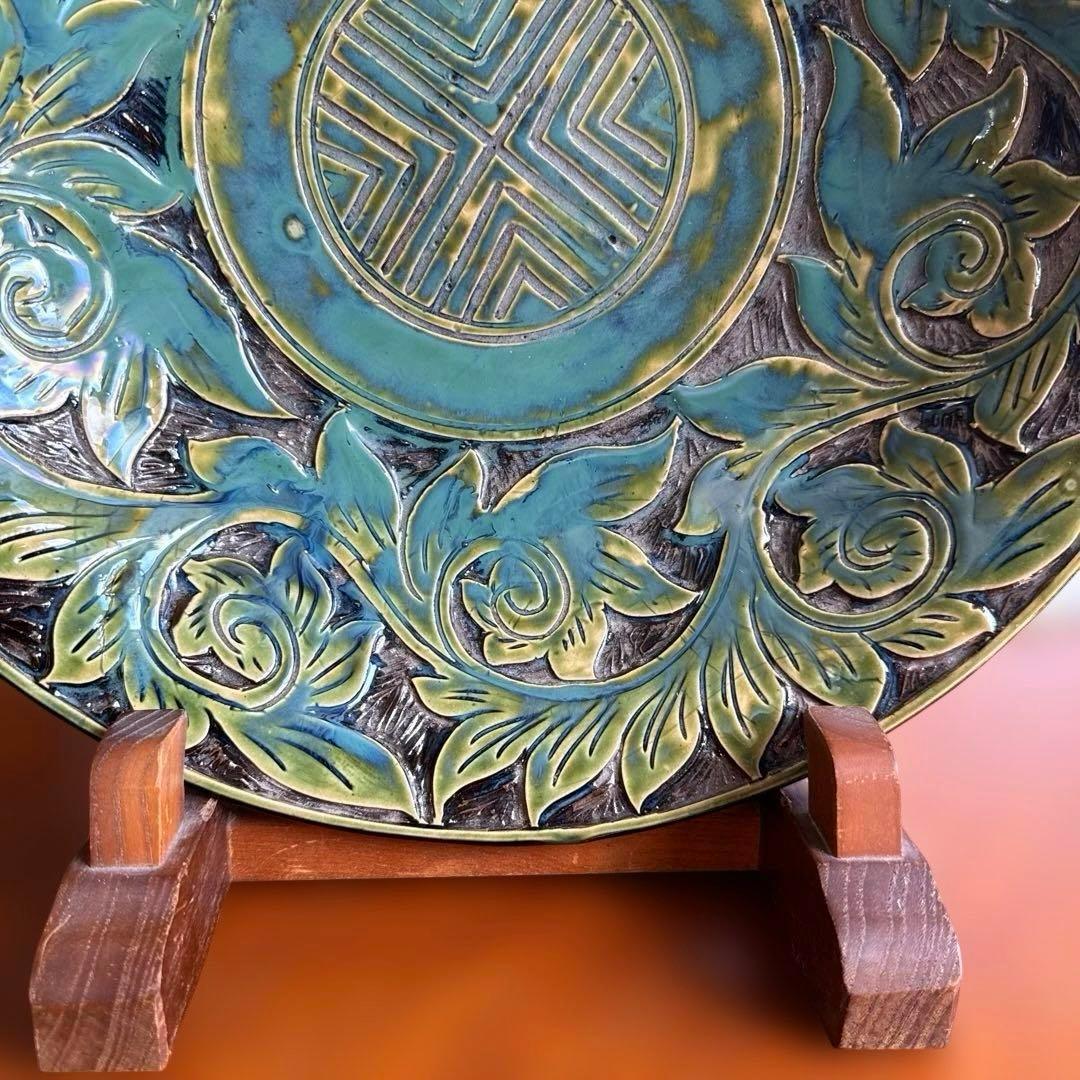 壺屋焼.小橋川永弘.緑釉.唐草.掻き落とし.大皿.希少品.未使用品.銘あり