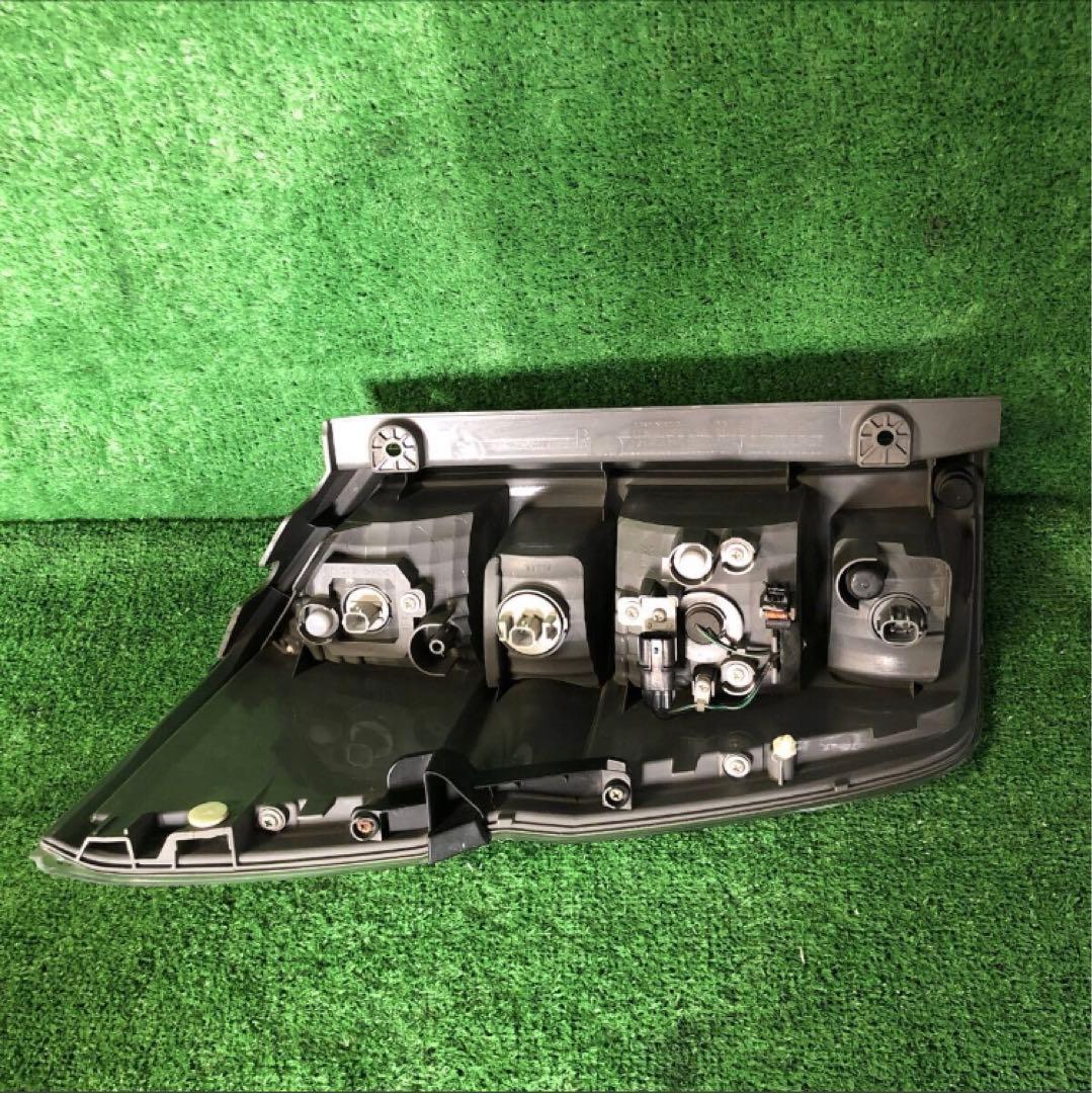 ホンダ純正　RK5 ステップワゴン　右テールランプ