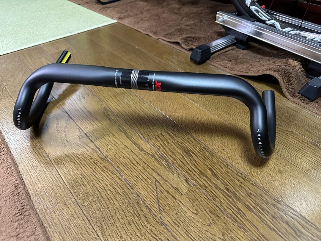 新品・超軽量 カーボンフレアハンドル。オマケ付きです！