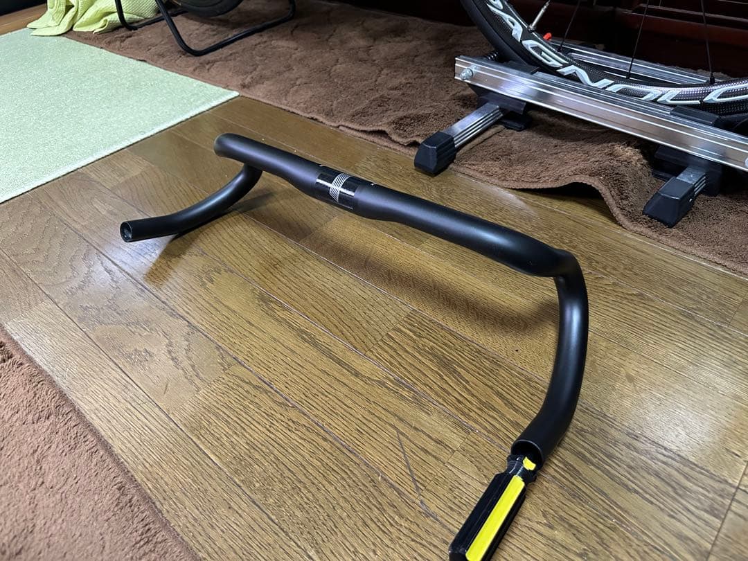 新品・超軽量 カーボンフレアハンドル。オマケ付きです！