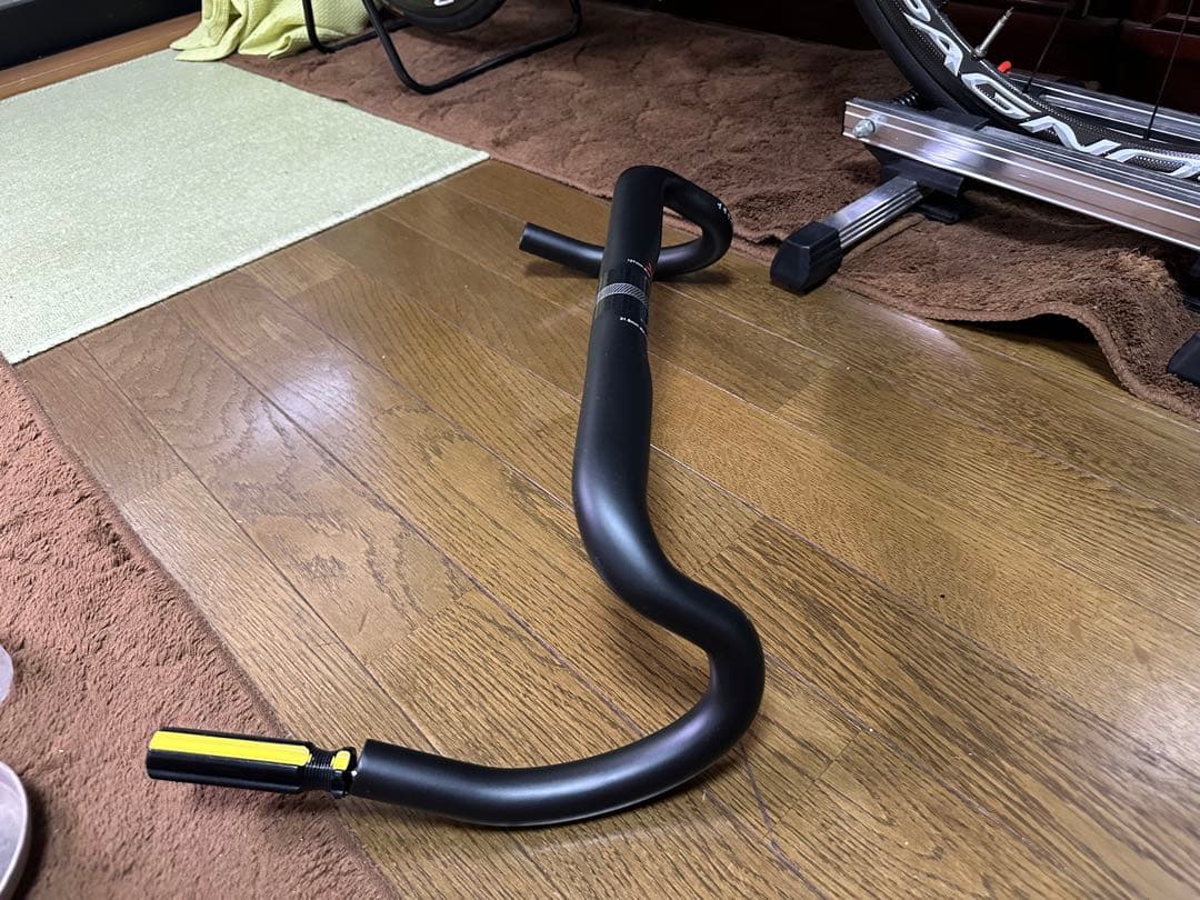 新品・超軽量 カーボンフレアハンドル。オマケ付きです！