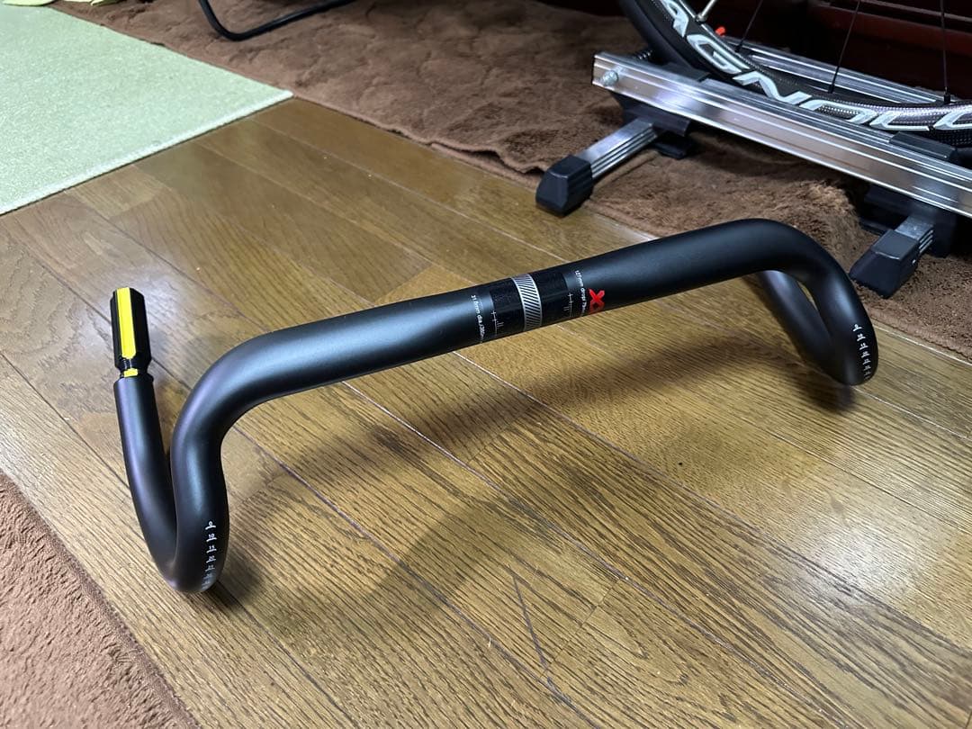 新品・超軽量 カーボンフレアハンドル。オマケ付きです！