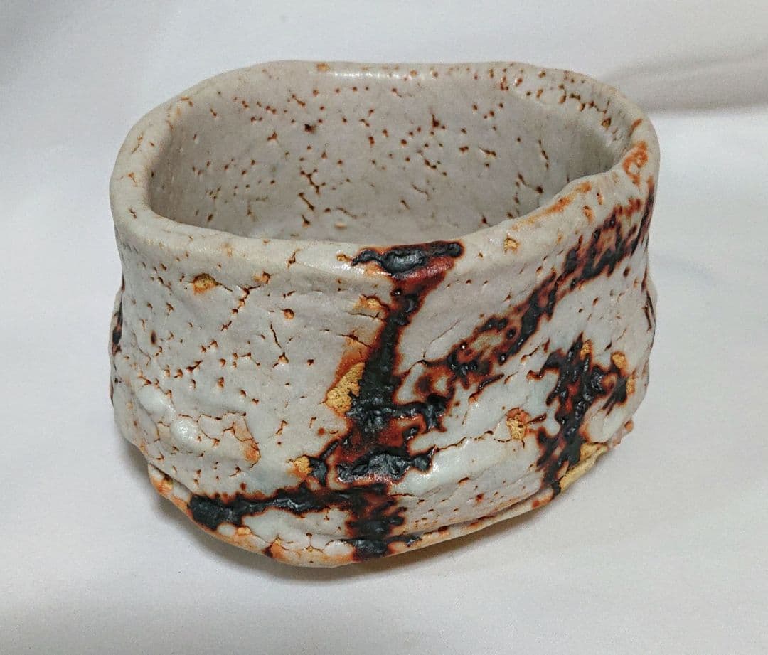 鈴木五郎作茶碗陶器製の不規則な形状の器