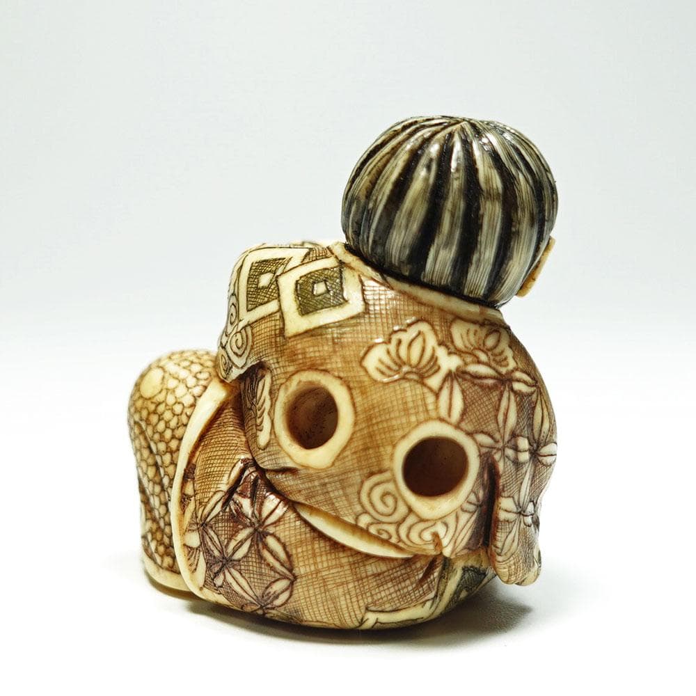 在銘　光秀　桃人物図根付　提げ物　留め具　 netsuke　装身具　牙彫