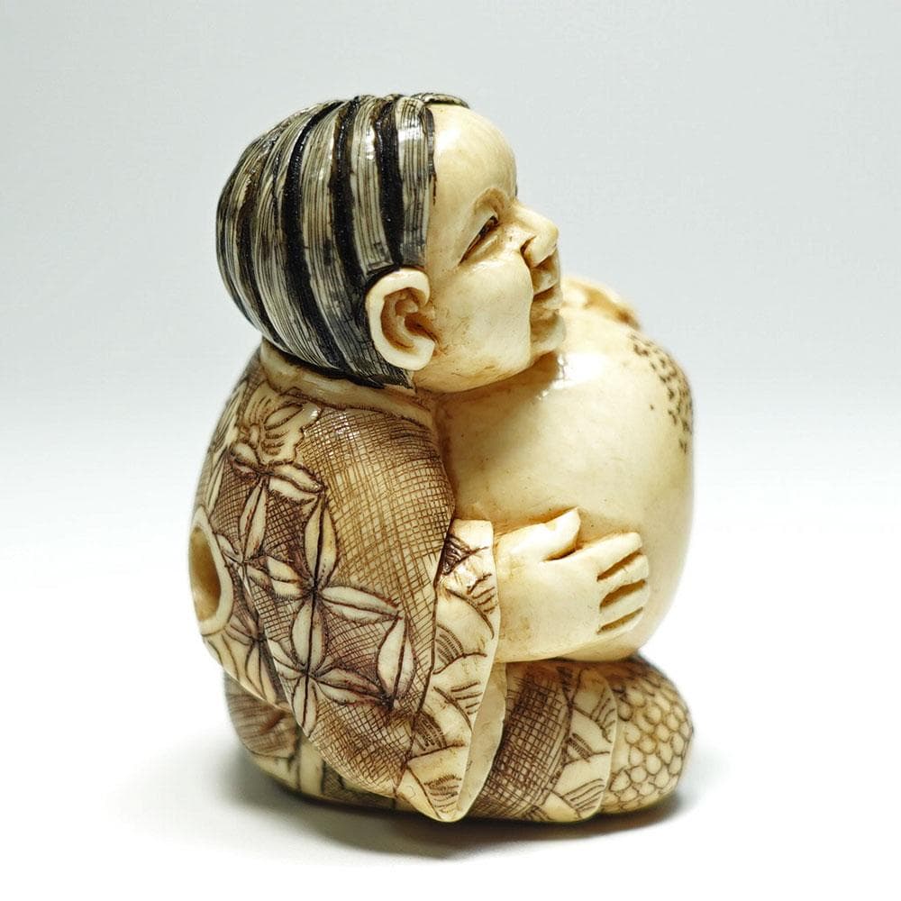 在銘　光秀　桃人物図根付　提げ物　留め具　 netsuke　装身具　牙彫
