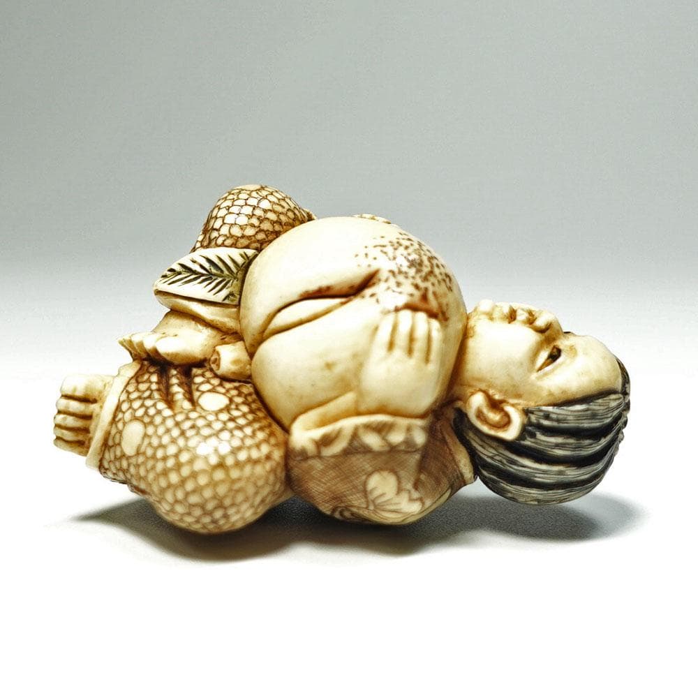 在銘　光秀　桃人物図根付　提げ物　留め具　 netsuke　装身具　牙彫