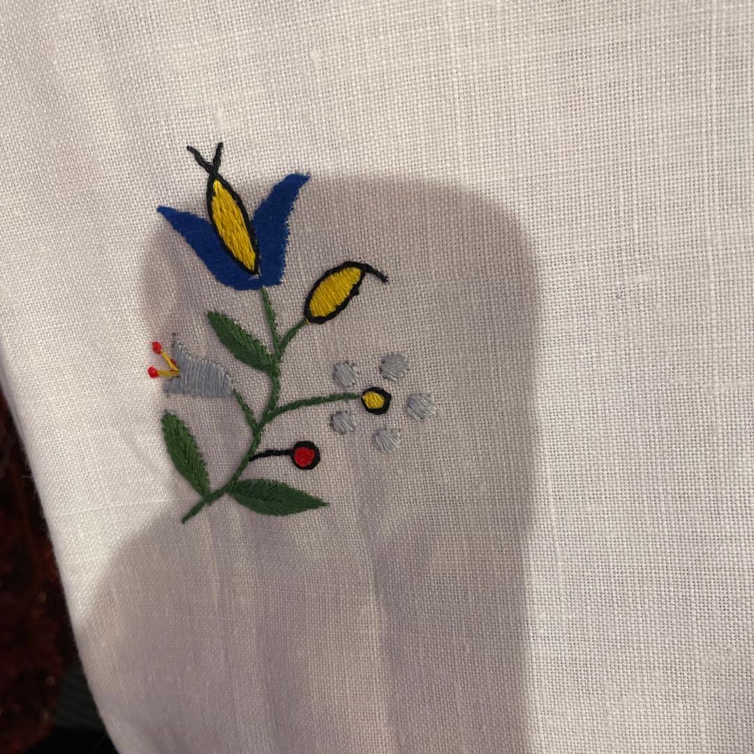 テーブルクロス　花柄模様　刺繍入りさ