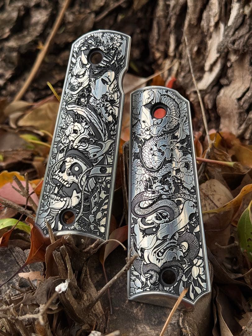 1911タイプ対応 グリップ装飾パーツ 花魁×天狗モチーフ ステンレス彫刻
